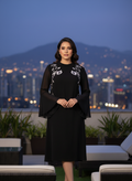 Vestido Negro Recto Cuello Alto Bordado Floral Blanco Rosa Mangas Campana