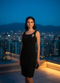 Vestido Clásico Negro con Broche Elegante