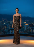 Vestido largo de encaje negro con tirantes finos