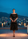 Vestido Nocturno de Encaje con Hombros Descubiertos