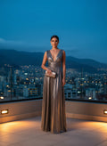 Vestido largo de fiesta plata plisado con escote en V