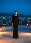Elegancia Nocturna con Cuello de Piel