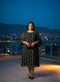 Vestido Midi Negro Estampado Monos Blancos Mangas Semi-Transparentes Vuelo Escote Redondo