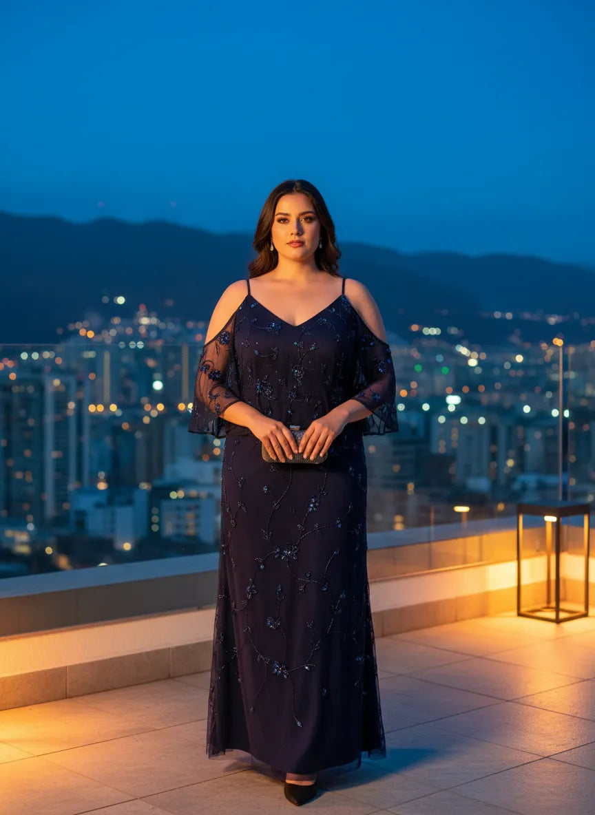 Vestido largo de noche con hombros descubiertos y pedrería