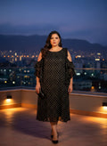 Vestido Nocturno de Lunares y Hombros Descubiertos