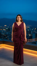 Vestido largo elegante con drapeado frontal