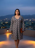 Vestido Noche Floral Negro Blanco Escote V Mangas Campana Hasta Rodilla