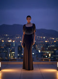 Elegancia Nocturna con Capa de Pedrería